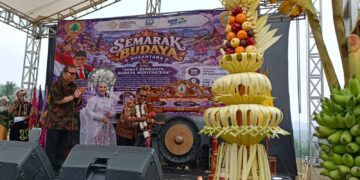 Pertujukan Semarak Budaya Nusantara SMK Kesehatan Prof.Dr.Moestopo Memukau Dan Dapat Penghargaan Kemenbud