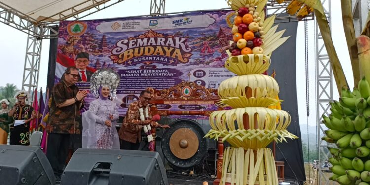 Pertujukan Semarak Budaya Nusantara SMK Kesehatan Prof.Dr.Moestopo Memukau Dan Dapat Penghargaan Kemenbud