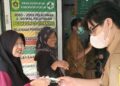 Puskesmas Cibening Bagikan Masker, Himbauan masyarakat Tetap Waspada