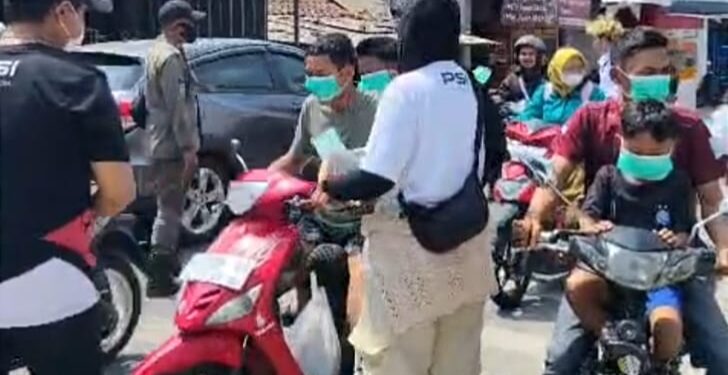 PSI Bogor Edukasi Warga dan Bagikan Masker di Tengah Sebaran Abu Vulkanik