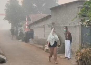 Asap Tebal Menggelapkan Langit, Warga Galuga Terjebak Penderitaan, Mata Perih dan Dada Sesak Nafas