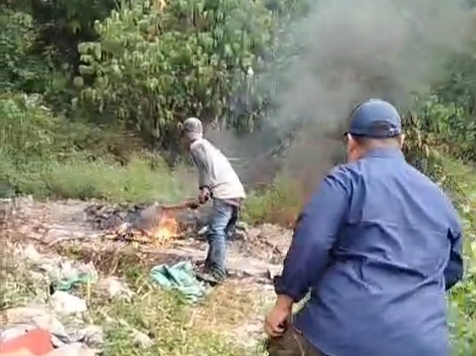 POL PP Kecamatan Cibungbulang, Amankan Pelaku Pembakaran Kabel Di TPAS Galuga