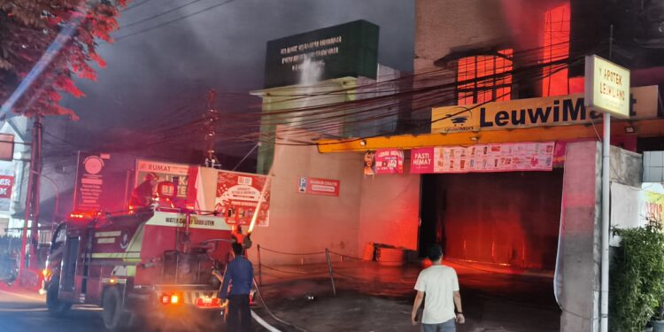Diduga Konsleting Kabel Listrik, Leuwimart Ludes Terbakar