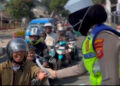 Satlantas Polres Bogor Bagikan 1.000 Masker Di Puncak