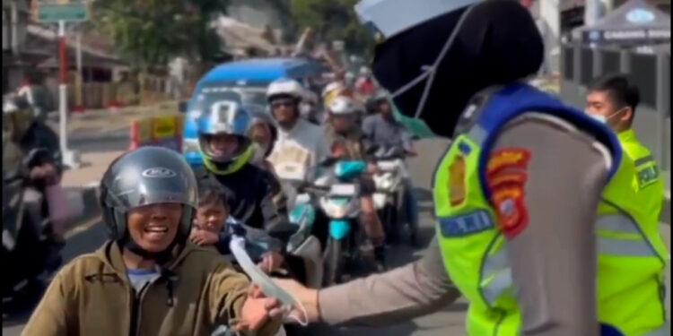 Satlantas Polres Bogor Bagikan 1.000 Masker Di Puncak