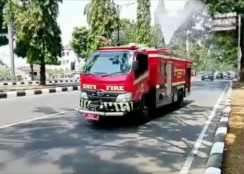 Abu Vulkanik Anak Krakatau Capai Bogor Damkar Semprot Jalan Di 11 Wilayah