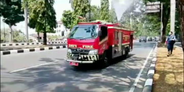 Abu Vulkanik Anak Krakatau Capai Bogor Damkar Semprot Jalan Di 11 Wilayah