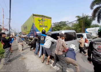 Grand Max Hantam Truk Wing Box Mogok Di Caringin Sopir Sempat Terjepit