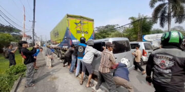 Grand Max Hantam Truk Wing Box Mogok Di Caringin Sopir Sempat Terjepit