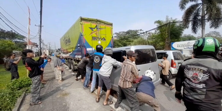Grand Max Hantam Truk Wing Box Mogok Di Caringin Sopir Sempat Terjepit