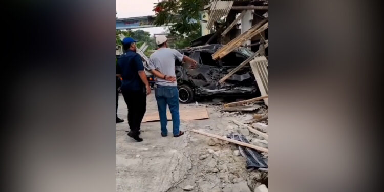 Truk Hilang Kendali Tabrak Daihatsu Sigra Dan Bengkel Di Megamendung, Pegawai Terluka