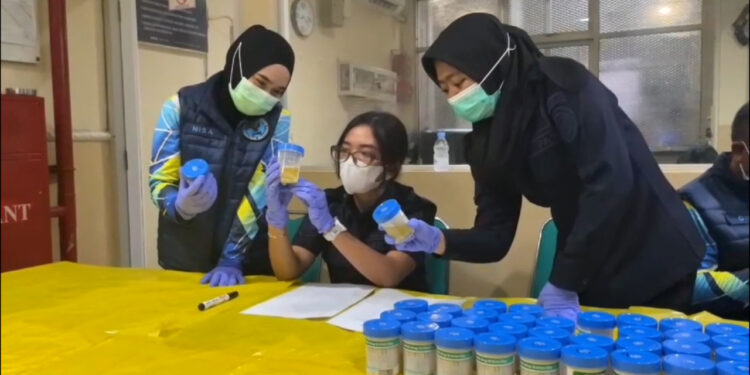 Razia Gabungan Di Lapas Khusus Gunung Sindur, 122 Orang Jalani Tes Urine Dan Hasilnya Negatif Narkoba