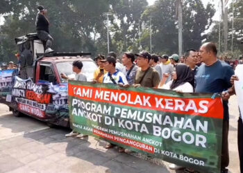Ratusan Angkot Kepung Balai Kota Bogor, Sopir Tolak Kebijakan Peremajaan