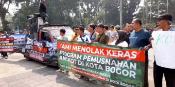 Ratusan Angkot Kepung Balai Kota Bogor, Sopir Tolak Kebijakan Peremajaan