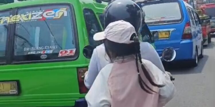 Unit Lantas Timur Berjibaku Urai Macet di Depan Lorena Tajur