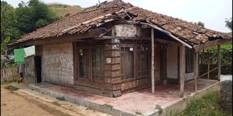Lansia 74 Tahun di Caringin Sukabumi Bertahan di Rumah Reyot, Bantuan Rutilahu Tak Kunjung Datang