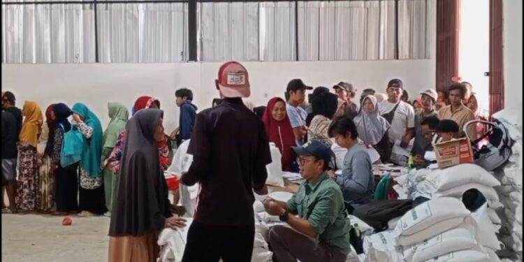 1.432 KPM Di Cikahuripan Sukabumi Terima Rapel Beras 30 Kilogram