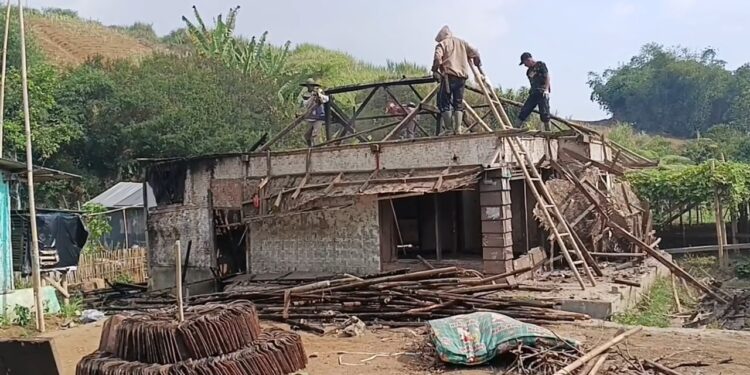 Rumah Lansia 74 Tahun Di Sukabumi Dibongkar, Warga Gotong Royong Bangun Kembali