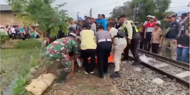 Wanita Paruh Baya Tewas Tertabrak Kereta Pangrango Saat Menyeberangi Rel Di Cibadak