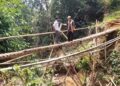 Jembatan Bambu Jadi Akses Warga Muarasari, Warga Minta Dibangun Permanen