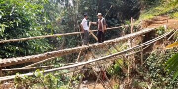 Jembatan Bambu Jadi Akses Warga Muarasari, Warga Minta Dibangun Permanen