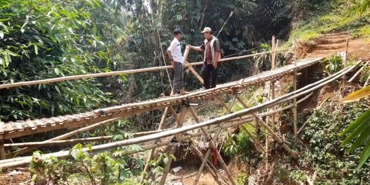Jembatan Bambu Jadi Akses Warga Muarasari, Warga Minta Dibangun Permanen