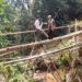 Jembatan Bambu Jadi Akses Warga Muarasari, Warga Minta Dibangun Permanen