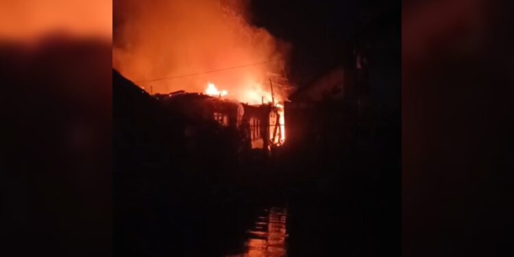 Diduga Korsleting Listrik 7 Rumah Terbakar Di Kadudampit Sukabumi