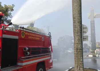 Damkar Kabupaten Bogor Semprot Sejumlah Ruas Jalan untuk Kurangi Debu Vulkanik