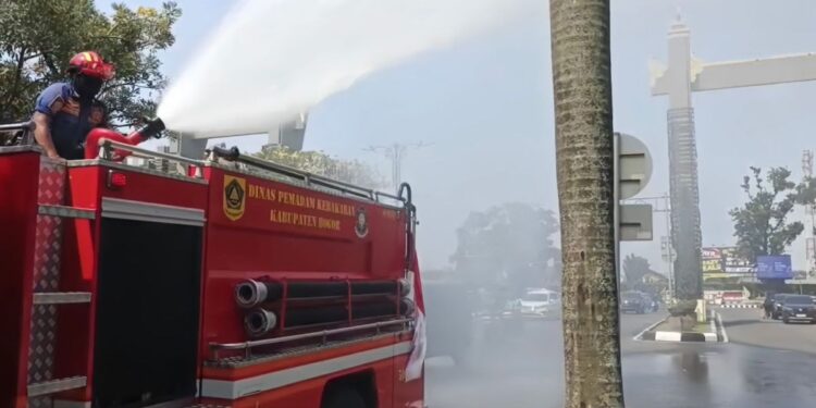 Damkar Kabupaten Bogor Semprot Sejumlah Ruas Jalan untuk Kurangi Debu Vulkanik