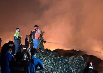 Rudy Susmanto Pantau Kebakaran TPAS Galuga, Water Bombing Disiapkan