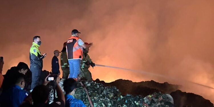 Rudy Susmanto Pantau Kebakaran TPAS Galuga, Water Bombing Disiapkan