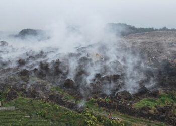 TNI AU Guyur TPA Galuga dengan 15 Ton Air, Titik Bara Masih Dipantau