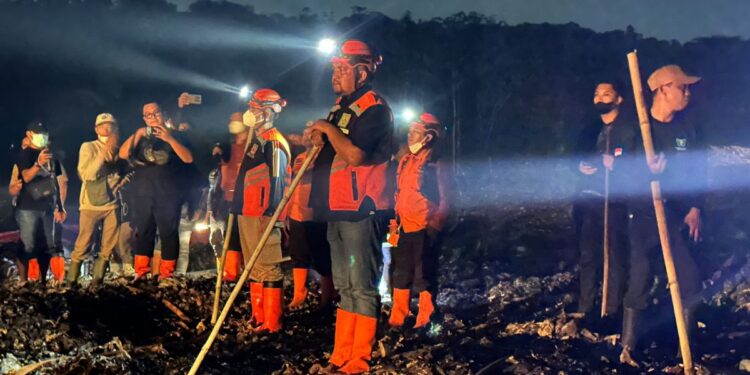 Rudy Susmanto Pantau Kebakaran TPA Galuga hingga Tengah Malam, Pemadaman Berlanjut