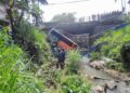 Elf Rem Blong Terjun ke Sungai, Sopir Meninggal Dunia