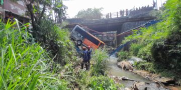 Elf Rem Blong Terjun ke Sungai, Sopir Meninggal Dunia