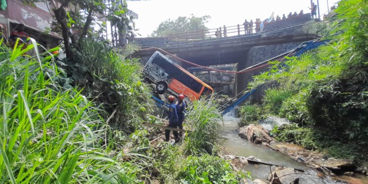 Elf Rem Blong Terjun ke Sungai, Sopir Meninggal Dunia