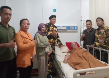 Perkuat Solidaritas Kader, Pengurus DPC Dan Brigade Hanura Jenguk Kader Yang Sakit
