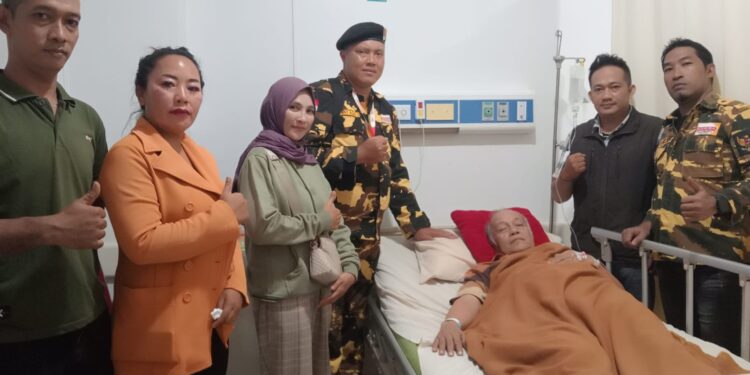 Perkuat Solidaritas Kader, Pengurus DPC Dan Brigade Hanura Jenguk Kader Yang Sakit
