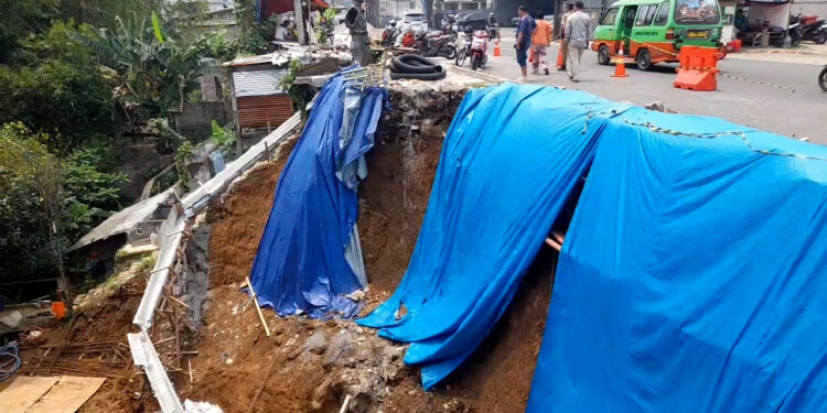 TPT Jalan Raya Tajur Kembali Longsor, LPM Muarasari Pantau Perbaikan