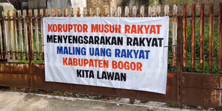 Spanduk Dukungan KPK Bertebaran Di Puncak, Warga Dorong Pengusutan Dugaan Korupsi