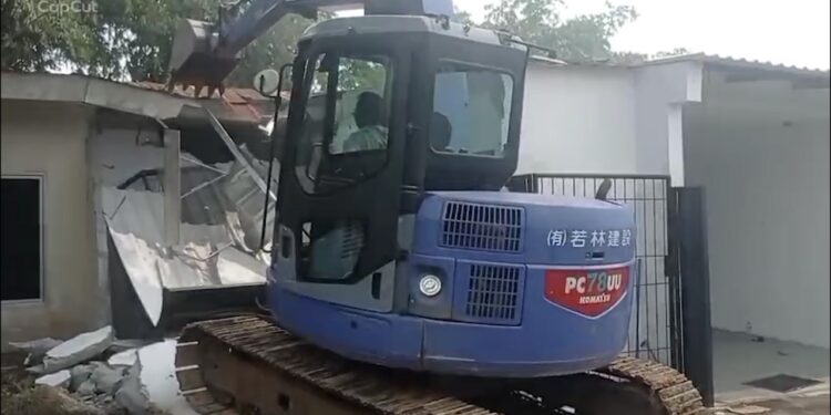 Enam Bangunan Di Simpang Megamendung Dibongkar, Empat Pemilik Bongkar Mandiri