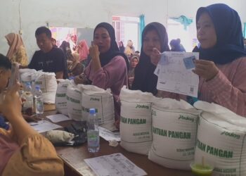 2.493 Keluarga Di Cidadap Sukabumi Terima Bantuan 30 Kilogram Beras
