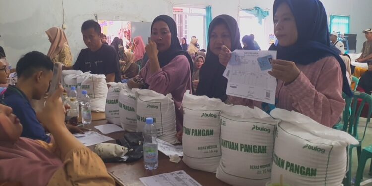 2.493 Keluarga Di Cidadap Sukabumi Terima Bantuan 30 Kilogram Beras