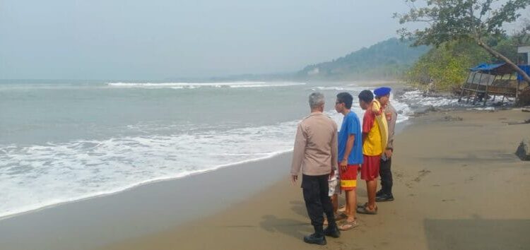 Dua Pelajar Terseret Ombak Di Pantai Citepus Sukabumi, Satu Selamat Dan Satu Masih Hilang