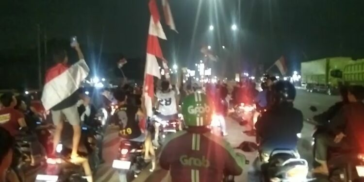 Euforia Kemenangan Timnas, Ratusan Suporter Cileungsi Tumpah Ke Jalan