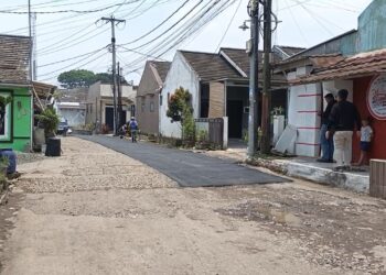 Kesal Jalan Tak Kunjung Diperbaiki, Warga Tiara Regency Patungan Rp82 Juta