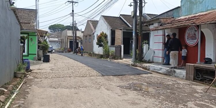 Kesal Jalan Tak Kunjung Diperbaiki, Warga Tiara Regency Patungan Rp82 Juta