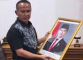 Wakil Ketua DPRD Sukabumi Turunkan Foto Gibran Dari Ruang Kerja