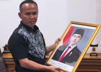 Wakil Ketua DPRD Sukabumi Turunkan Foto Gibran Dari Ruang Kerja